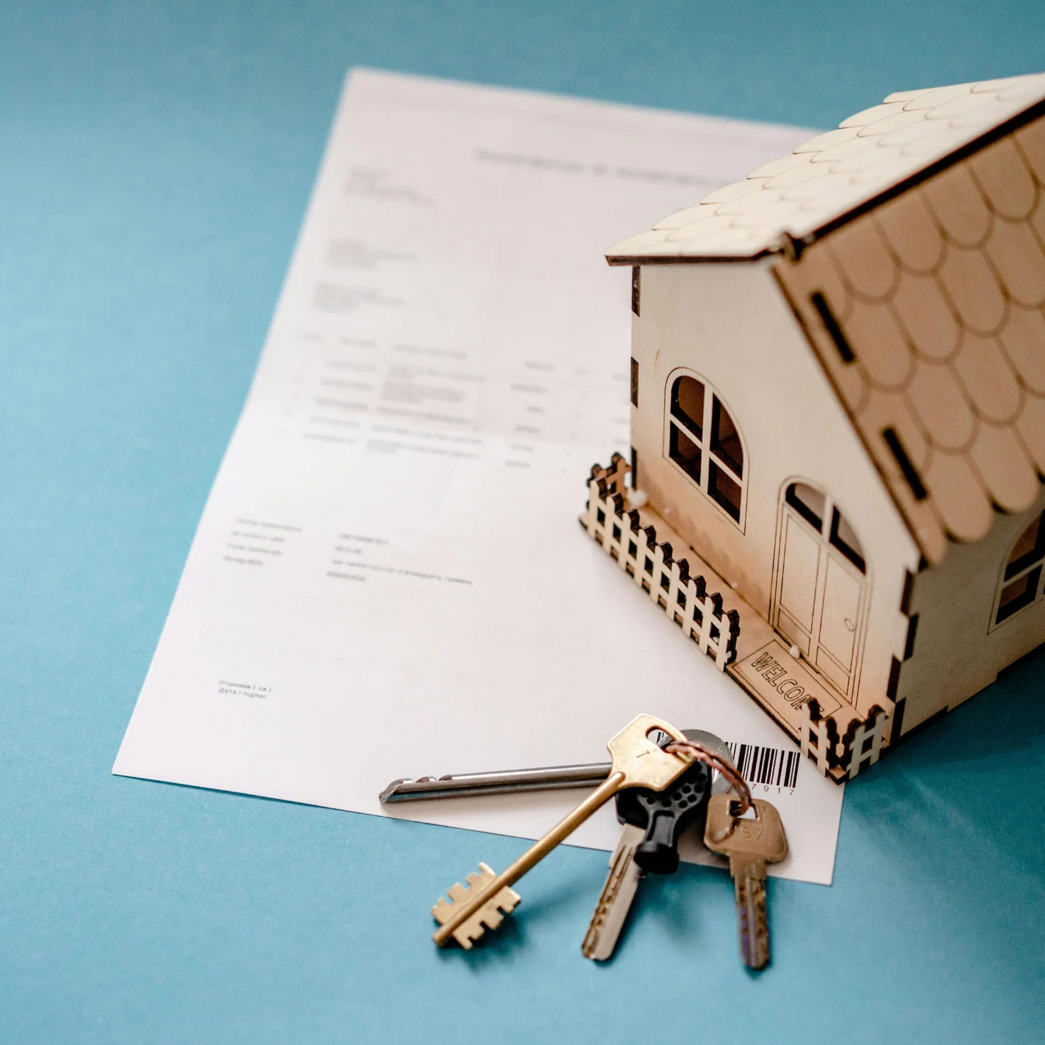 House keys and tenancy paperwork ready for a rental viewing checklist